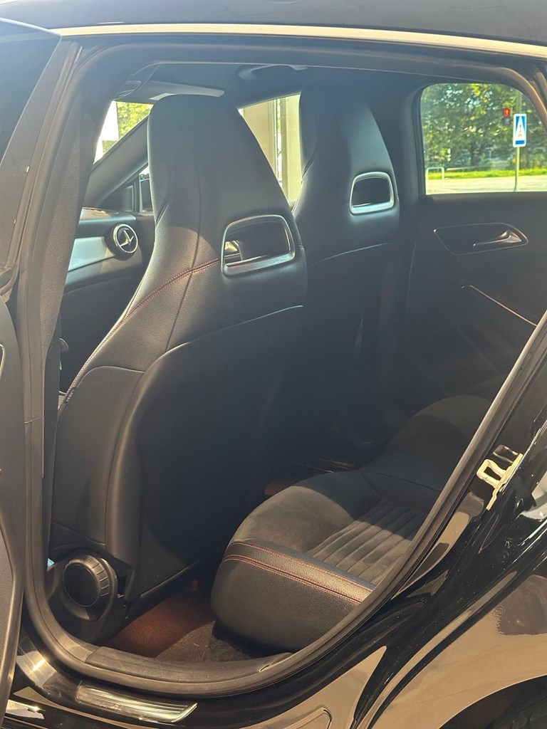 Foto 21 MERCEDES-BENZ Clase CLA  200 d AMG Line Shooting Brake