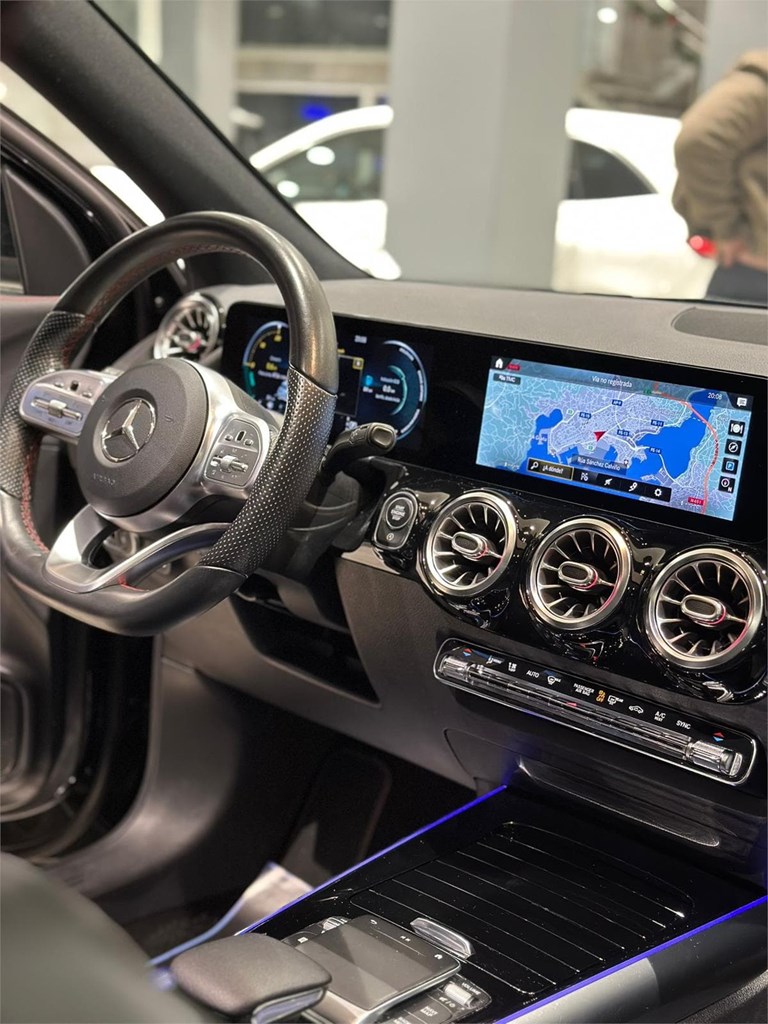 Foto 12 MERCEDES-BENZ GLA 200d AMG Line · 2020