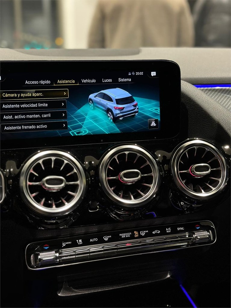 Foto 29 MERCEDES-BENZ GLA 200d AMG Line · 2020